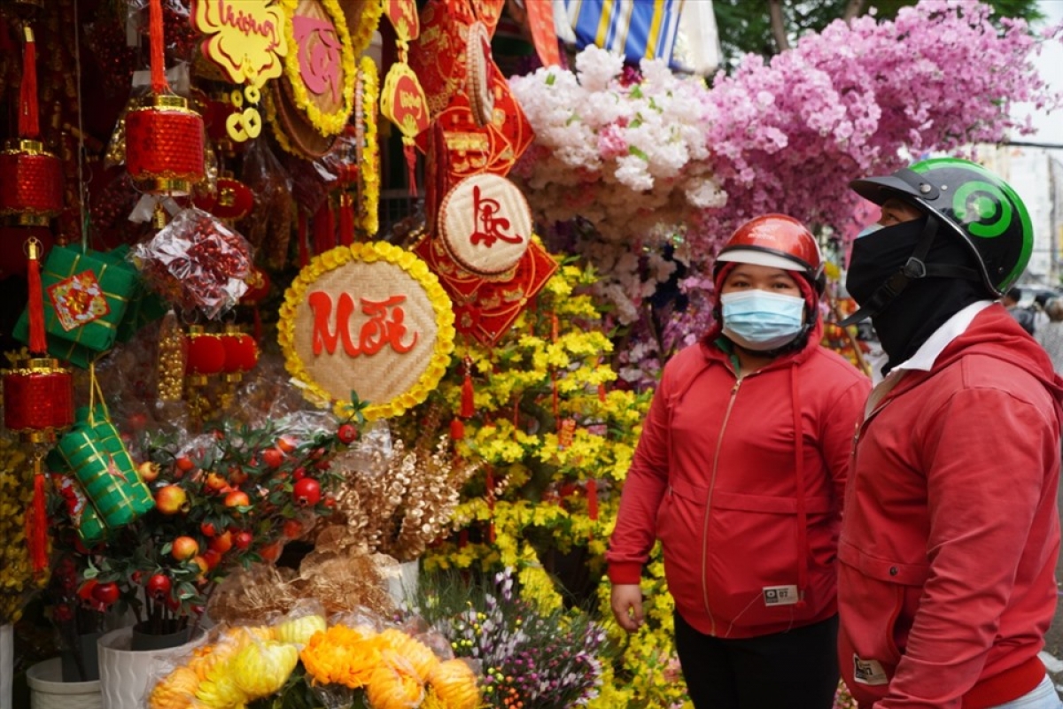 Many people also head to the street to snap photographs to keep memories of Tet during the city’s COVID-19 fight, leaving a bustling scene as in previous years.