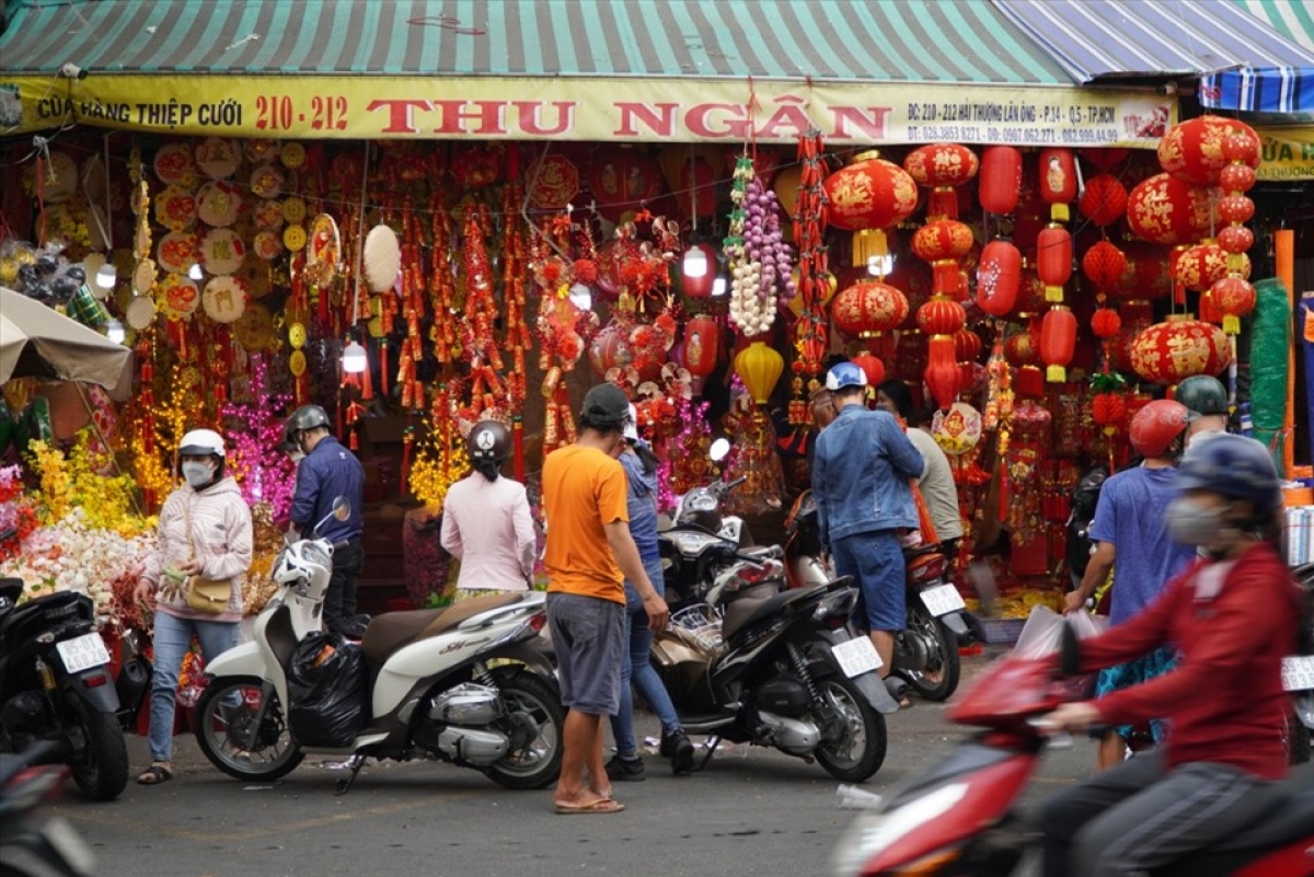 Hai Thuong Lan Ong street becomes crowded during rush hour, creating a vibrant atmosphere in the bustling southern metropolis.