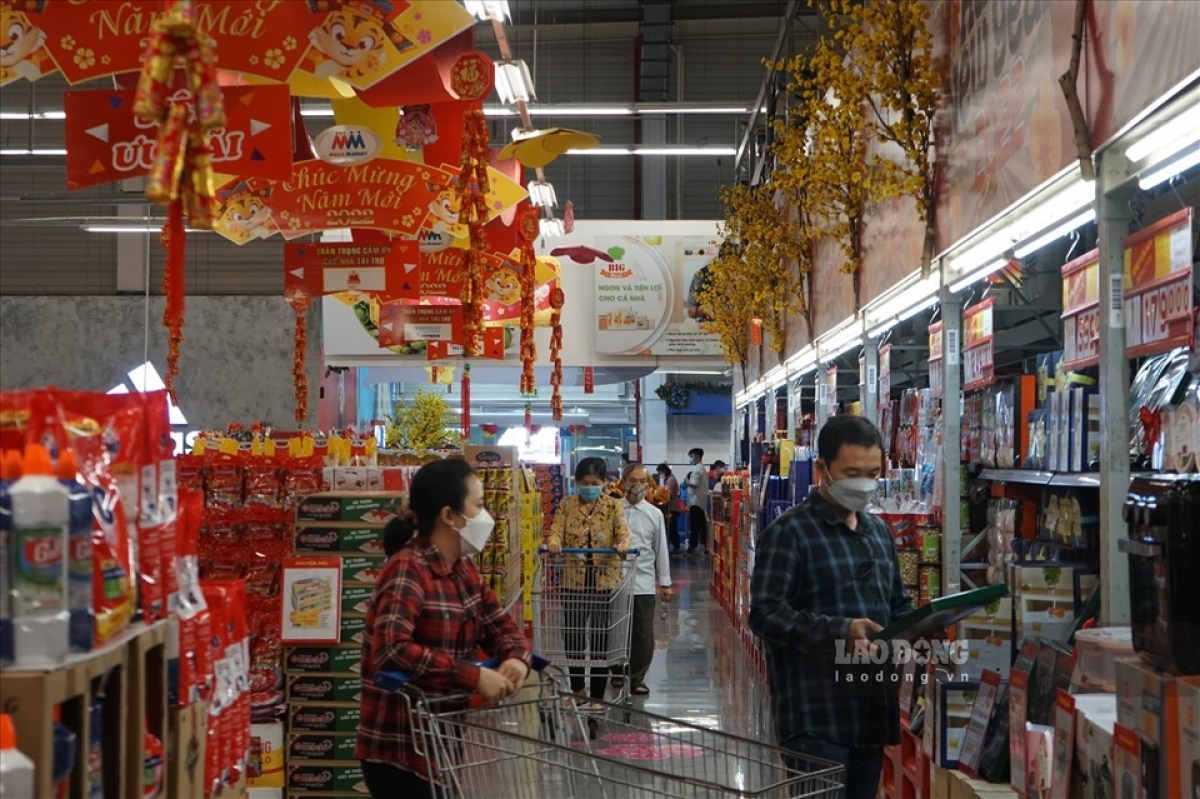 According to the Ho Chi Minh City Department of Industry and Trade, businesses prepare nearly VND20 trillion to stockpile goods for Tet with the aim of stabilising the market and meeting consumers’ demand.