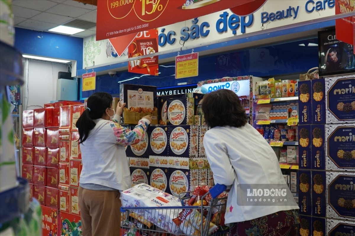 Co.op Mart Phu Lam in District 6 sees more customers coming to purchase items compared to previous weeks.