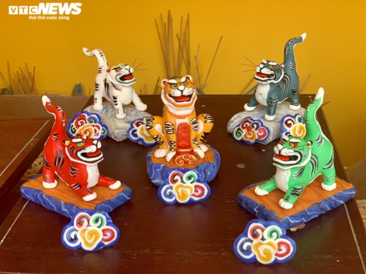 To He, toy figurines, are Vietnamese folk toys which are small, colourful figurines made from glutinous rice powder. Artisan Dang Van Hau, 34, residing in Phu Xuyen district of Hanoi says the tiger-shaped figurine is the hardest among 12 zodiac animals which takes him the longest to complete.