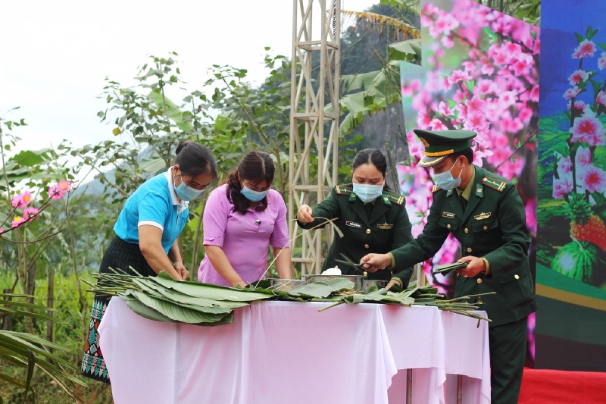 Border guards and local people make Chung (square glutinous cake) which is indispensable during the Tet holiday for Vietnamese people.