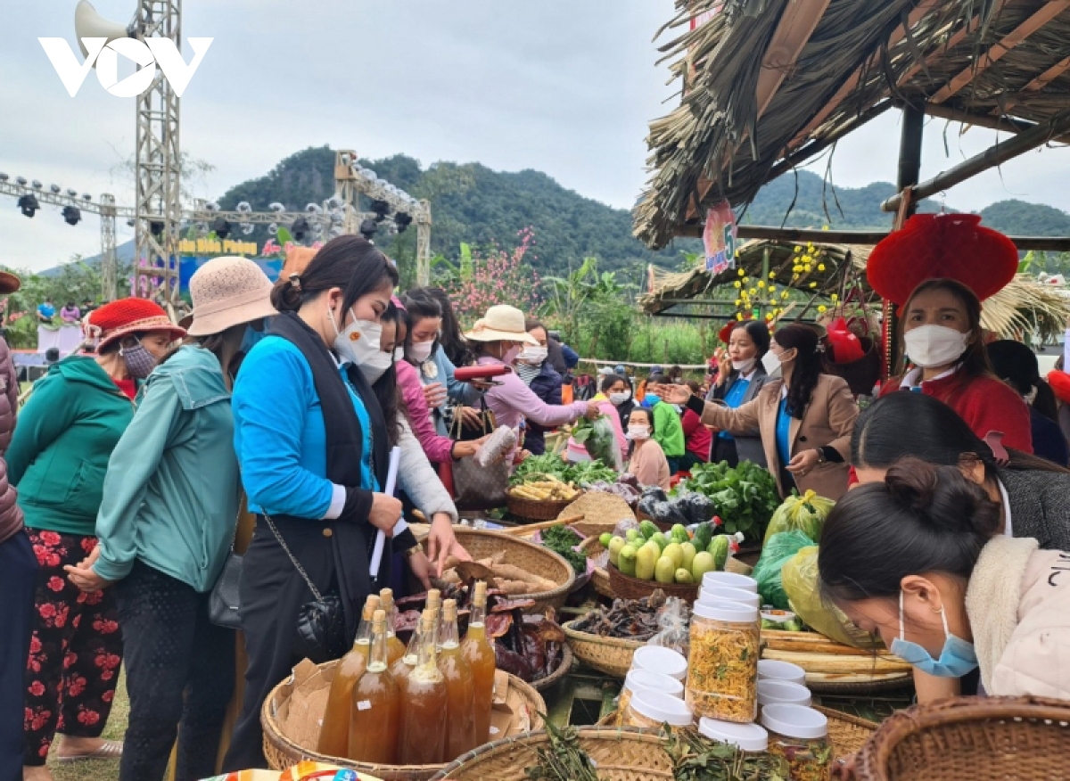 A Zero dong market is also set up to provide local people with food and other essential items such as Tet jam, cooking oil, and salt.