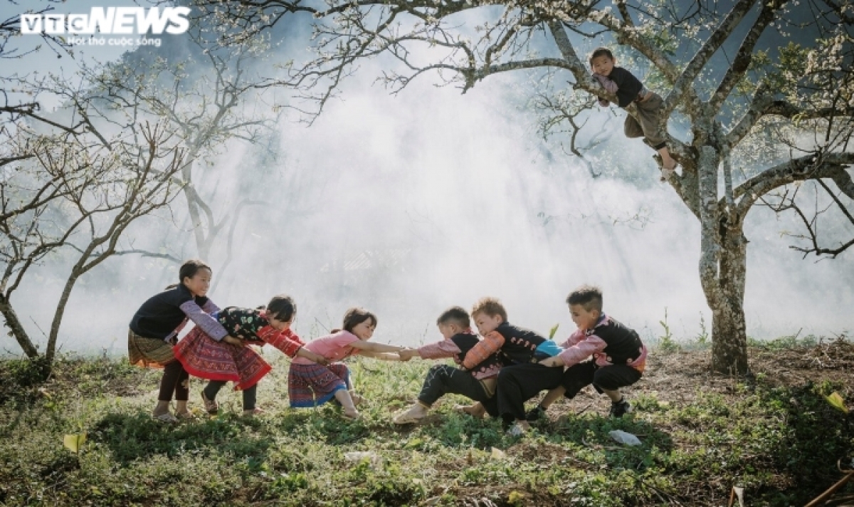 Photographer Khang Chu Long says every year he spends time going to Moc Chau plateau to see white plum blossoms and snap shots.