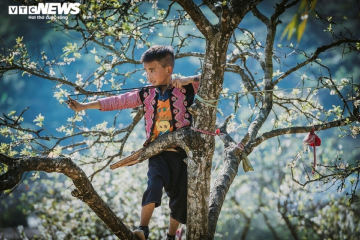 . “I really like plum blossoms and always have a special feeling when looking at them. Every year, I often come here with some of my friends to visit and take pictures,” says Long.