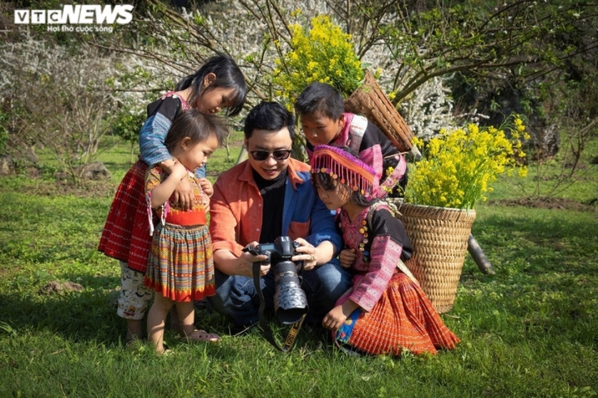 Photographer Khang Chu Long is fond of taking pictures of white plum blossoms every year.