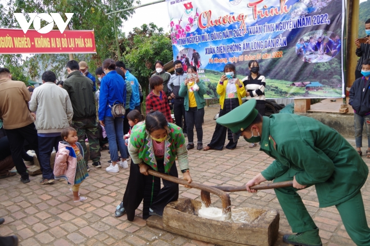 Thi giã bánh dày truyền thống.