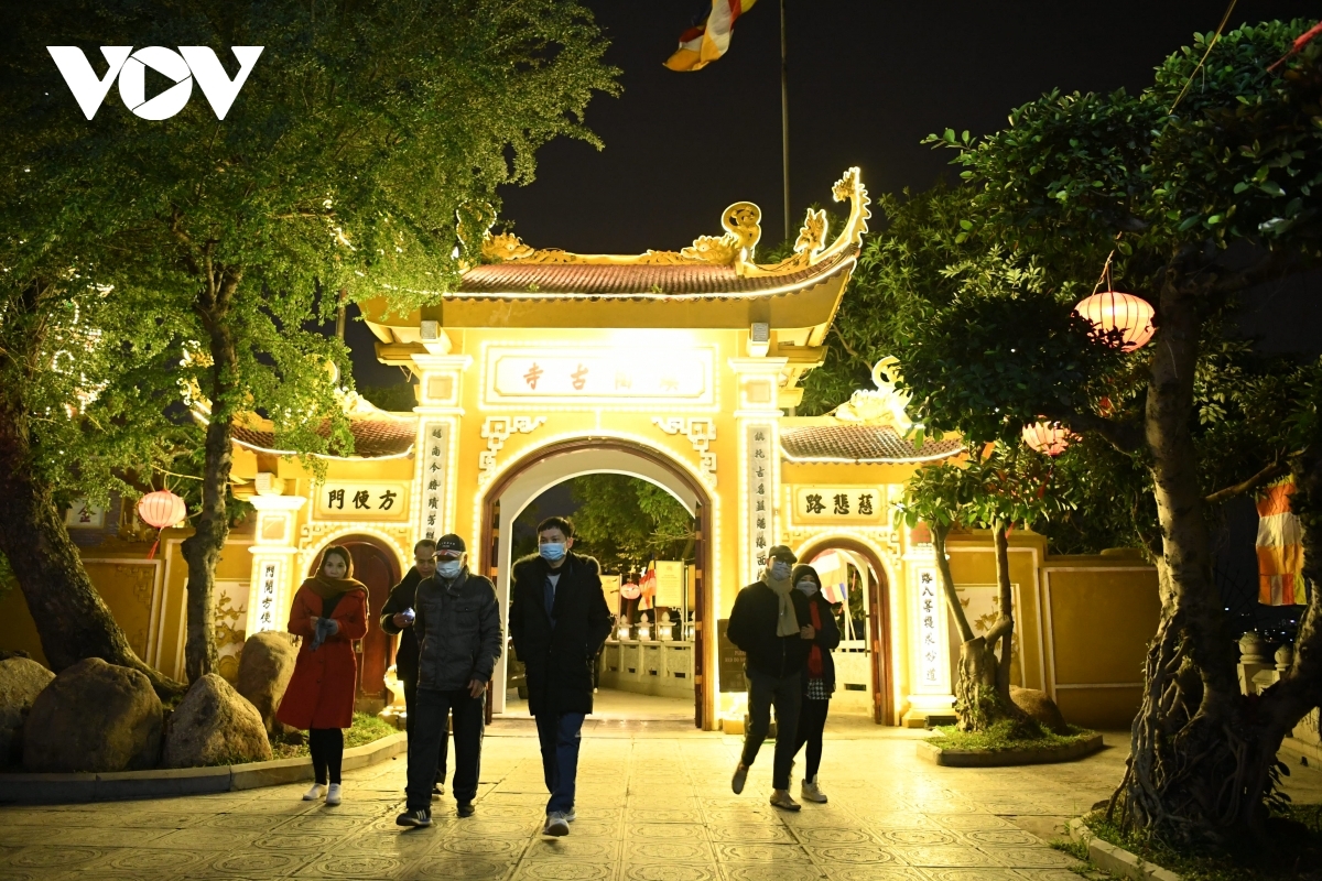 When the clock strikes midnight on New Year’s Eve, many people begin their pilgrimage to nearby pagodas in order to pray for health and luck for both themselves and their loved ones.