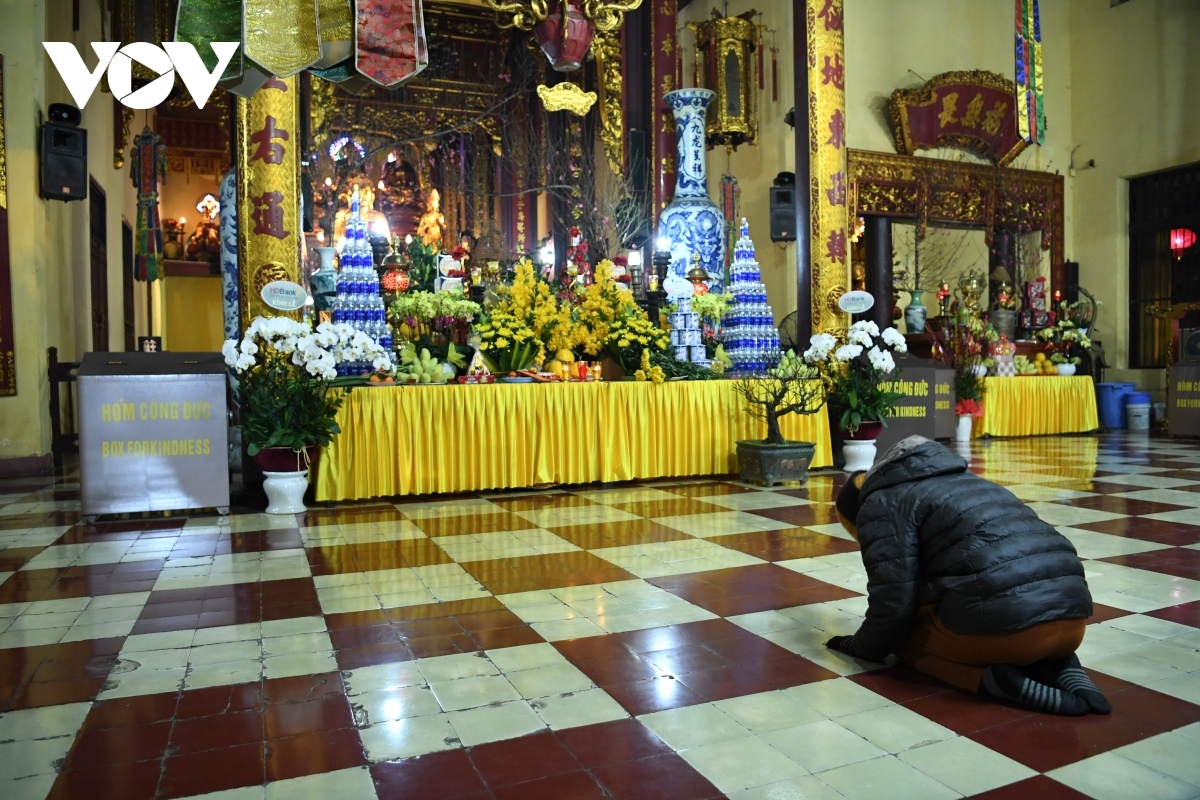 Vietnamese people believe that the act of going to a pagoda is not just about praying for good things in the coming year, but also serves to reflect on what they have done in the past and leave all hardship behind.