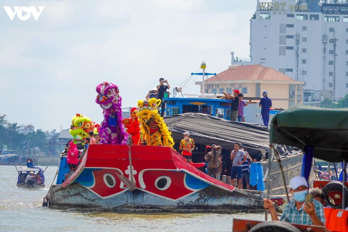 Tại Lễ hội, nào lân múa, trống đánh, phèng la, xập xỏa cùng tiếng hoan hô cổ vũ vang rền cả một đoạn sông, không khí lễ hội tưng bừng.