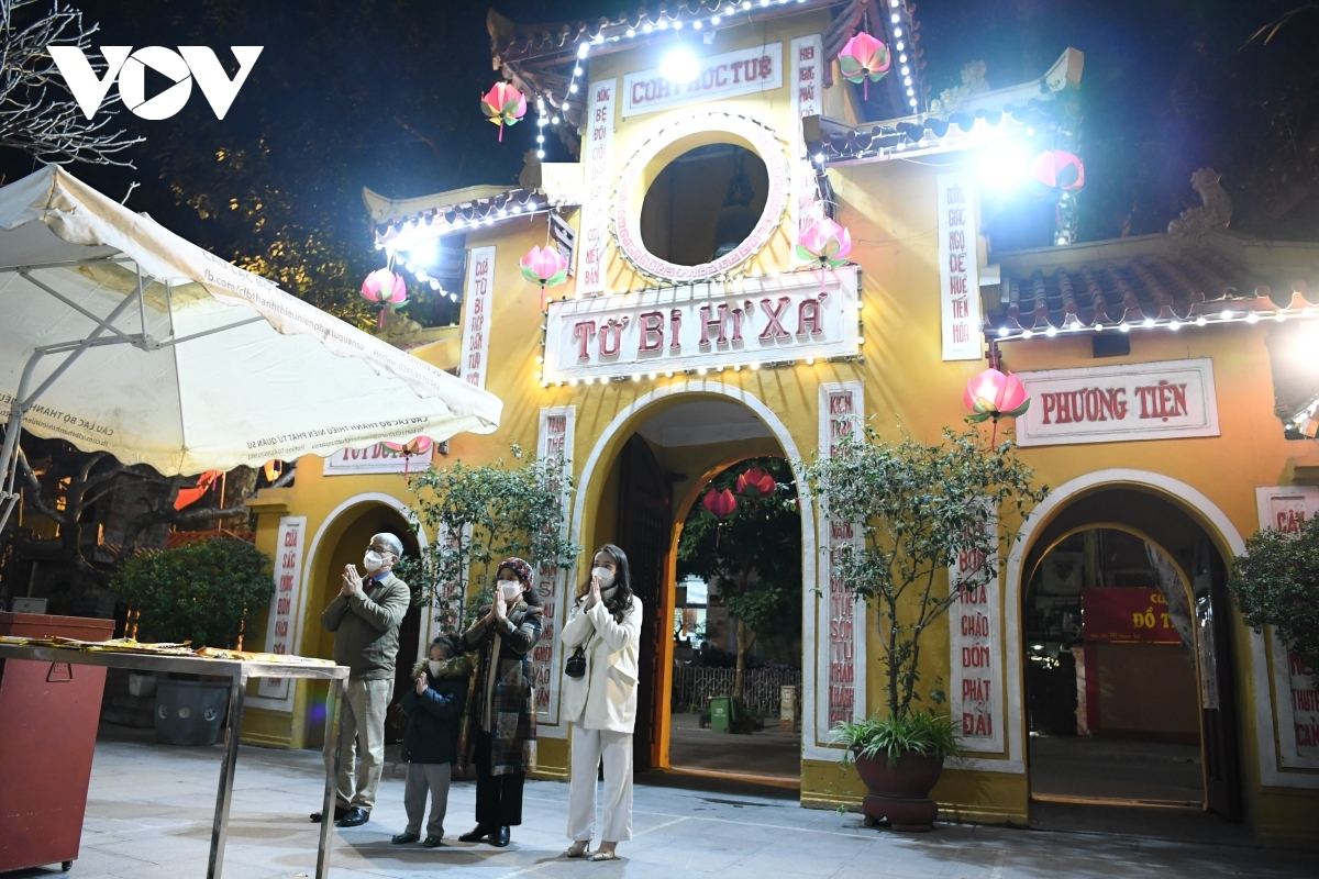 Once inside the pagoda, everyone wears a face mask and tries to maintain social distancing as recommended by authorities.