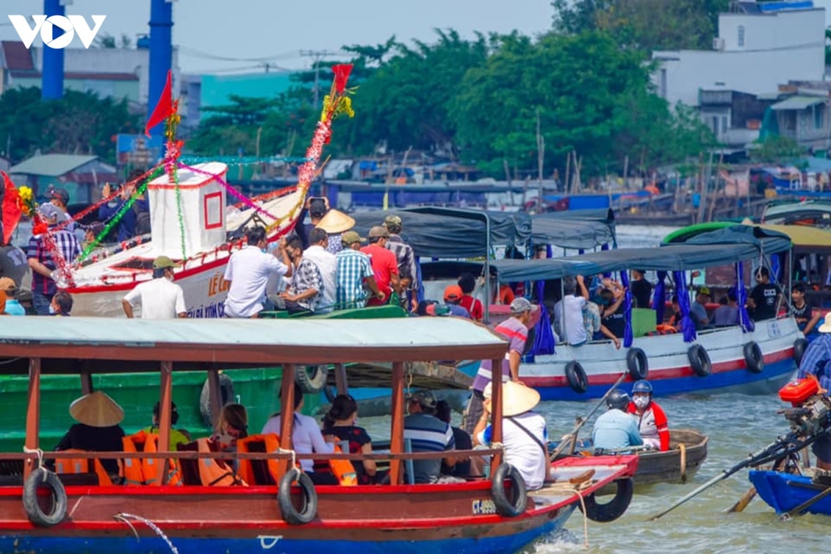 Nghi thức đi nghinh, tức tống bè thủy lục thu hút hàng trăm tàu bè dập dìu dìu diễu hành trên sông vô cùng sinh động.