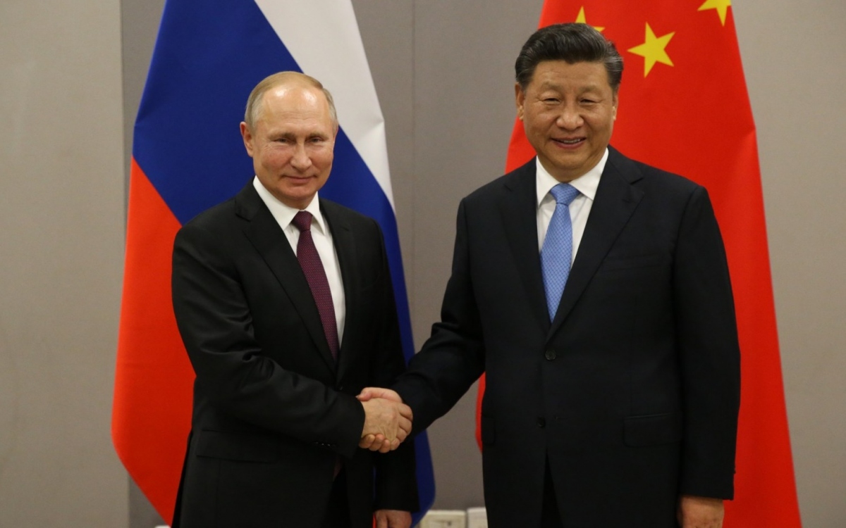 Tổng thống Nga Vladimir Putin (trái) và Chủ tịch Trung Quốc Tập Cận Bình. Ảnh: Newsweek.