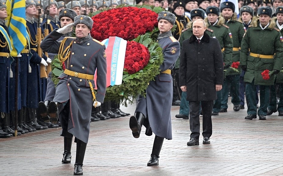 Tổng thống Putin đi thăm và đặt vòng hoa tưởng niệm tại Mộ Chiến sĩ Vô danh ở tường điện Kremlin. Ảnh: Kremlin.