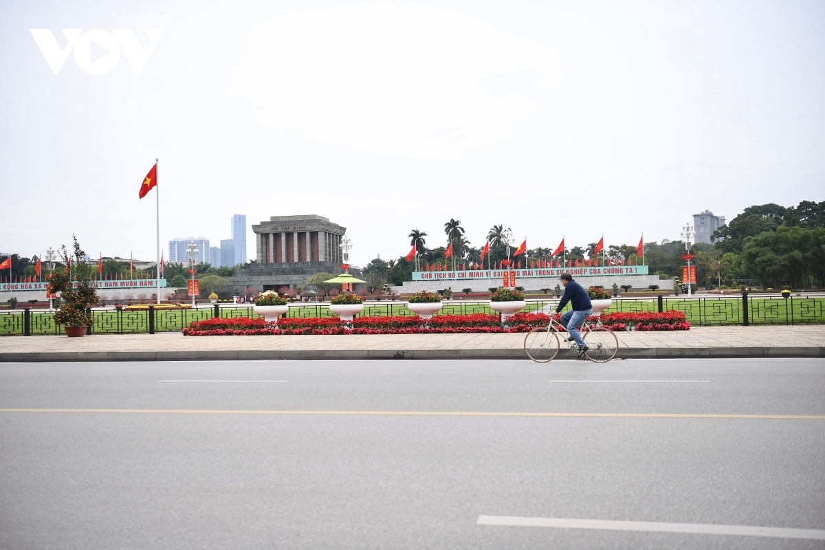 On the first morning of the Lunar New Year the weather in Hanoi drops, with the temperature falling to 12 degrees Celsius and the streets being left peaceful.