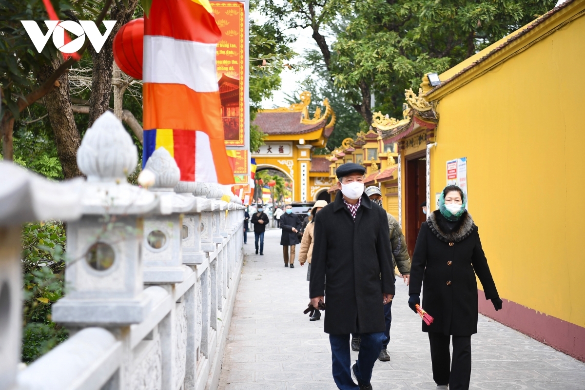 Worshippers don masks in line with guidelines aimed at preventing the spread of COVID-19.