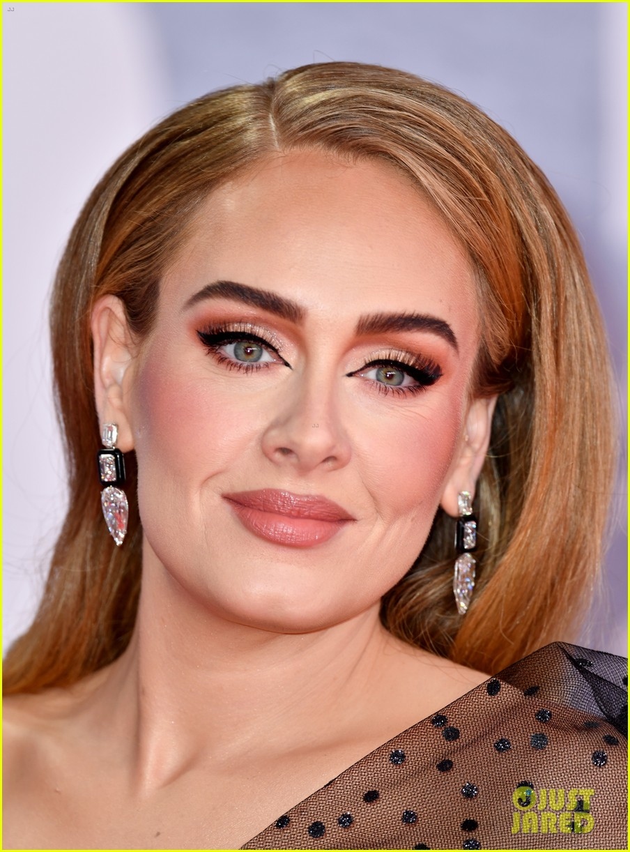 Người đẹp trang điểm tinh tế, sang chảnh.