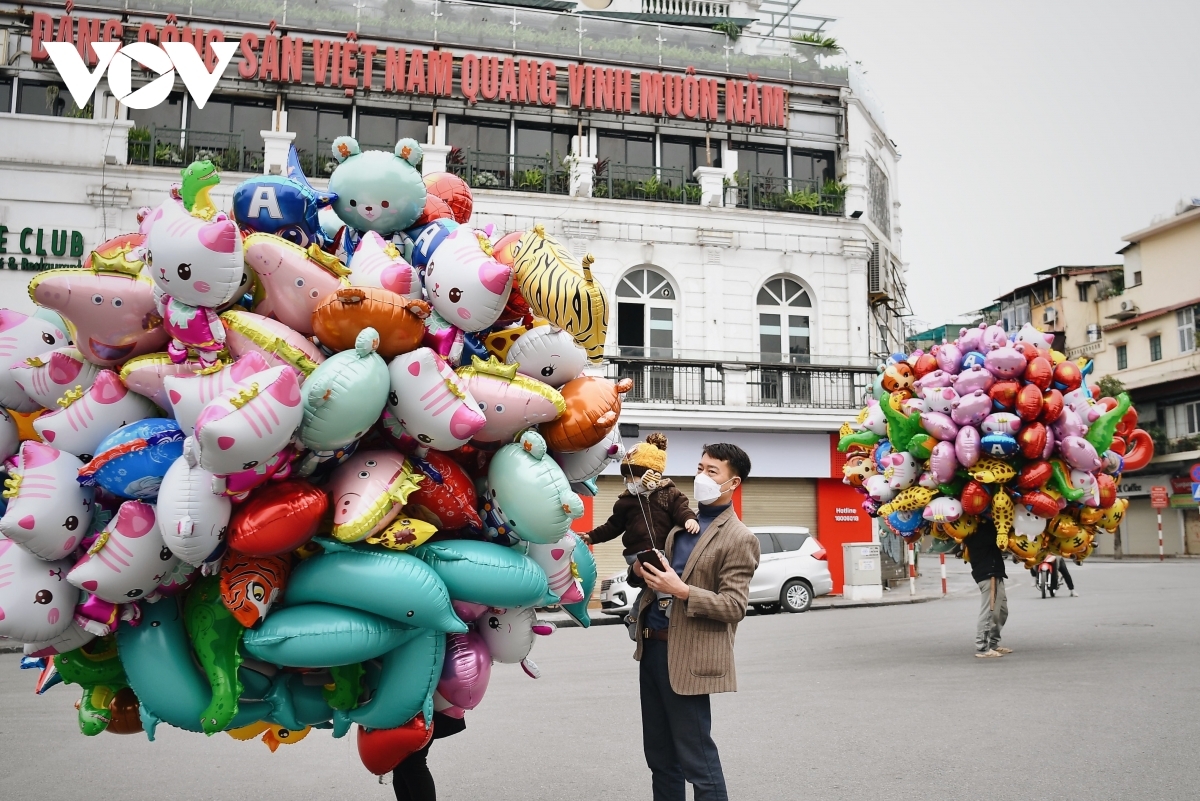 With no horns making any noise, no streams of busy people, and no dusty air, Hanoi seems to have transformed into an entirely different city overnight. Indeed, the capital is now peaceful but still full of spring colours.