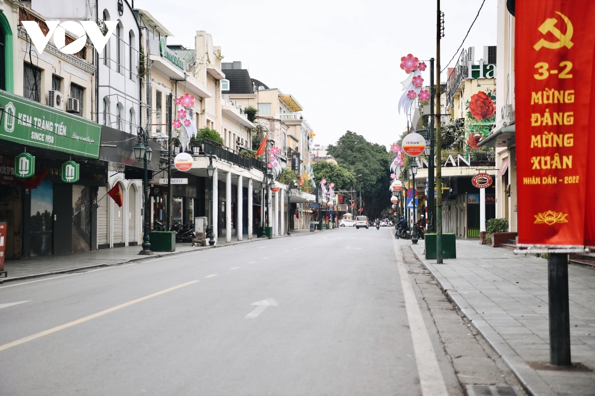 A view of Trang Tien street on the first day of the Year of the Tiger.