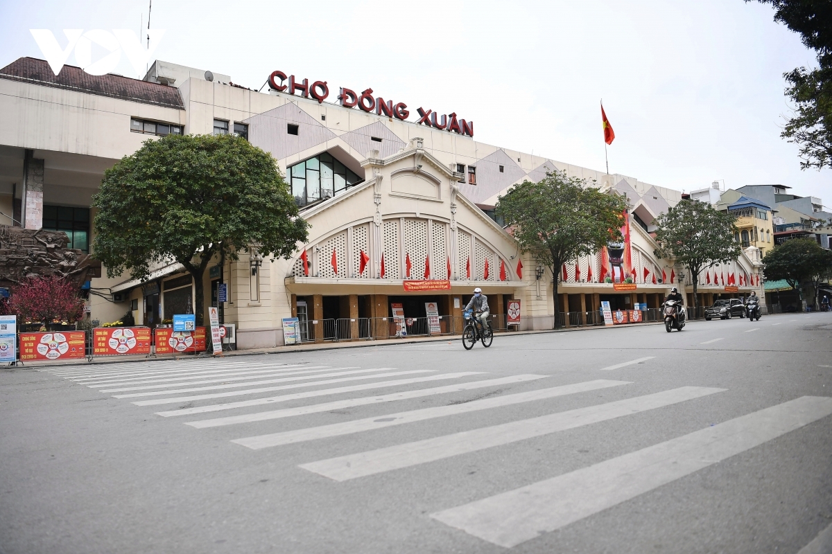 A normally busy Dong Xuan market is left totally deserted.