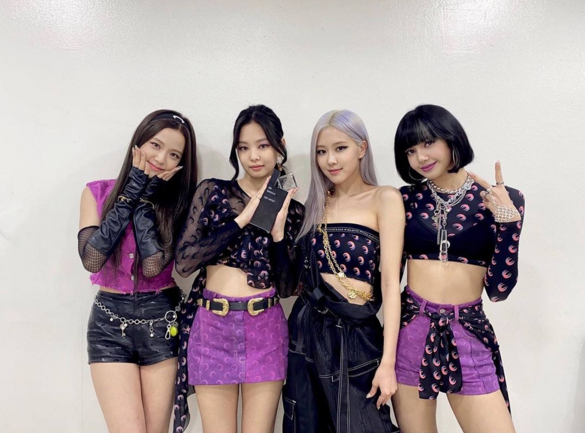 Những nhóm nhạc K-pop như Blackpink có sự hậu thuẫn rất lớn từ cộng đồng người hâm mộ. Nguồn: @blackpinkofficial/ Instagram