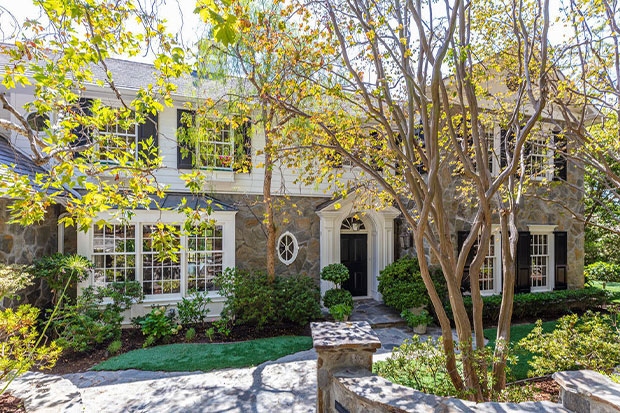 Được xây dựng vào năm 1999, ngôi nhà nằm ẩn mình trong dãy núi Beverly Hills.