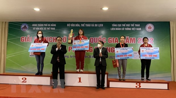 Ban tổ chức trao giải nội dung cờ Tiêu chuẩn cho các kỳ thủ nữ đoạt giải. (Ảnh: TTXVN phát).