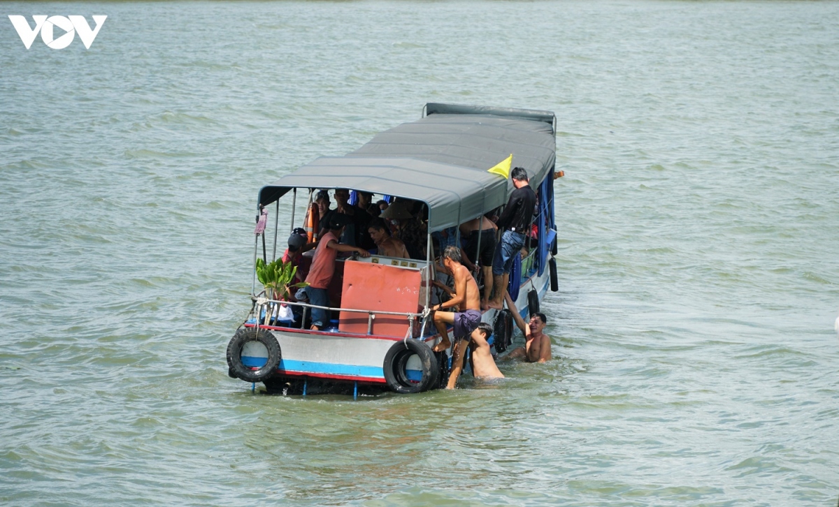 Các tàu thực hiện nghi lễ té nước nhằm mang lại may mắn trong năm mới, tống bỏ những xui rủi mà dịch bệnh Covid-19 đã gây ra.