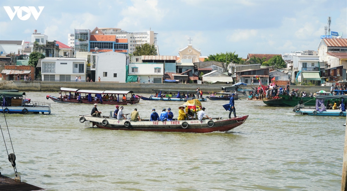 Lễ hội cầu may được cho phép thực hiện lại sau một năm tạm dừng vì dịch Covid-19 nên cũng gói gọn và hạn chế ghe thuyền. Tuy nhiên, người dân đều háo hức tham dự, tạo nên một lễ hội độc đáo tại miền Tây sông nước.