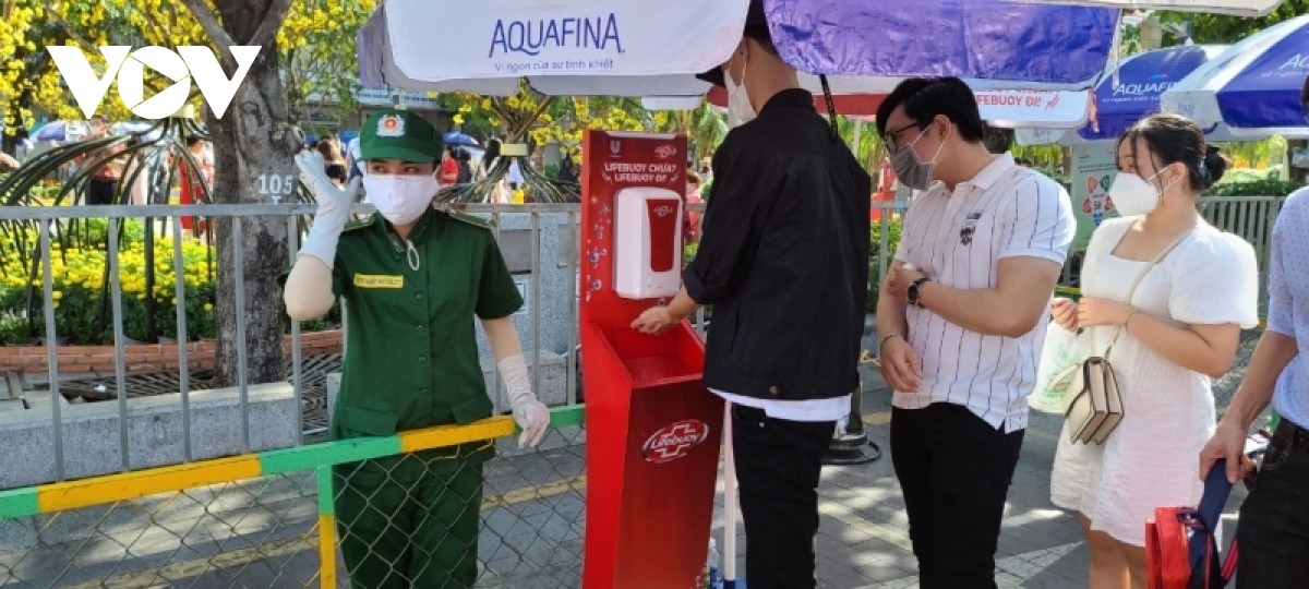 Nguyen Hue Flower Street is an ideal place for local people to have fun every Tet holiday. Visitors are required to don face masks, wash their hands with sanitizer and have body temperature checked before entry.