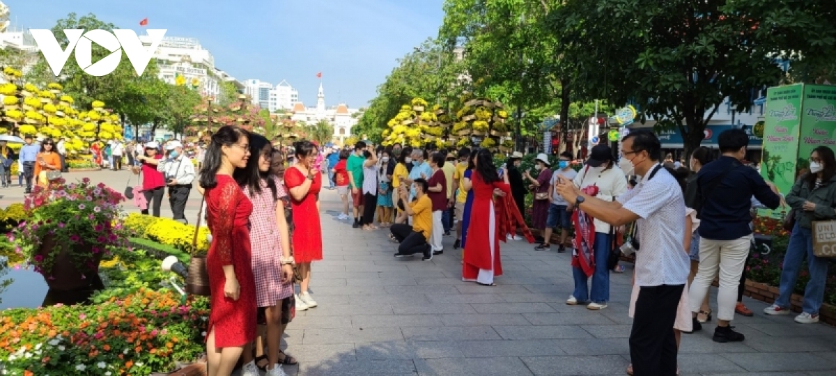 Visitors feel at ease that although the street is crowded, everyone wears masks and keeps a safe distance. “I am happy that the municipal administration has created conditions for local residents to celebrate the holiday though the outbreak is yet to be contained completely,” says Lam Bay, a visitors form Go Vap district.