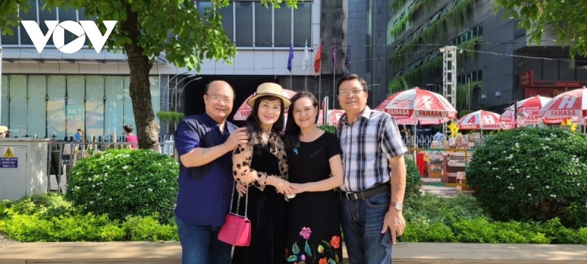 The flower street is most crowded during peak hours from 10.00 to 17.00. Many women in colourful clothes spend time posing for a photo with beautifully decorated flower miniatures.