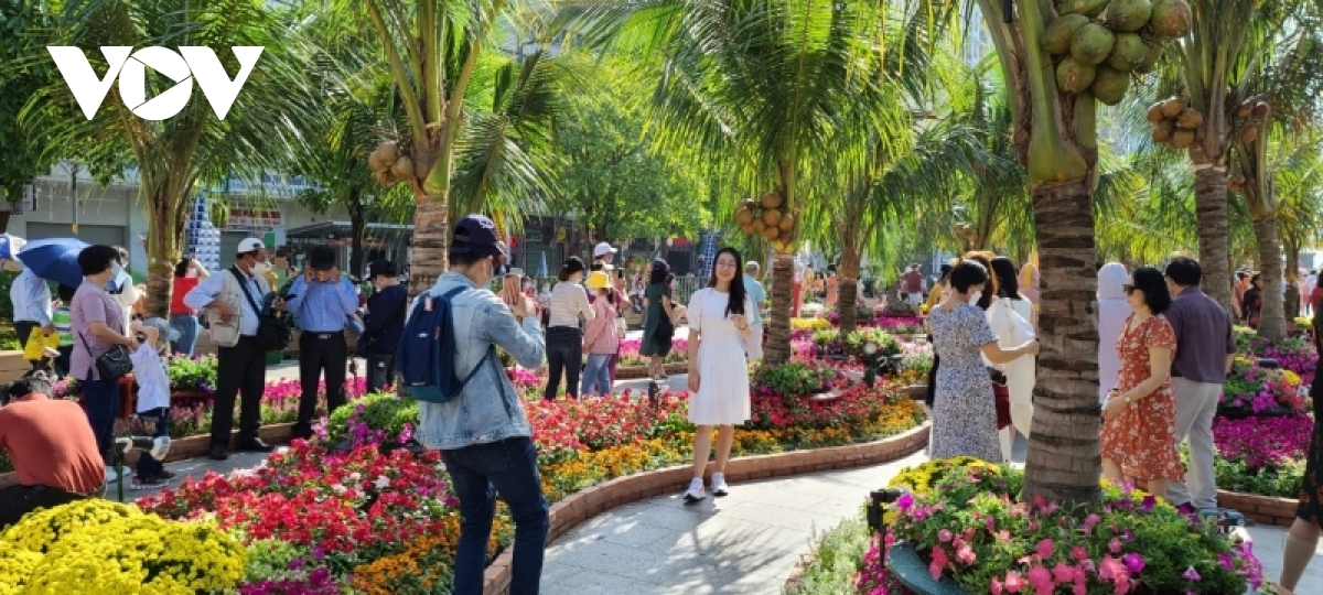 Le Tuan Hieu, a resident of Tan Binh district, says he has not visited his friends this Tet to avoid large gatherings as warned by the Ministry of Health. Instead, he has gone out for a walk along Nguyen Hue Flower Street to enjoy the jubilant Tet atmosphere.