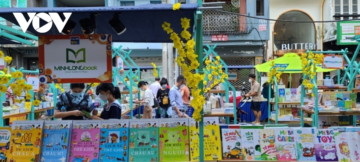 After visiting the Flower Street, many people have chosen to make a tour of the Book Street nearby – a favourite place with bookworms.