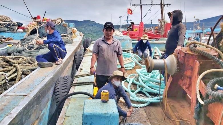 Tàu cá của ông Bắp chuẩn bị nhiên liệu để ra khơi đánh bắt hải sản.