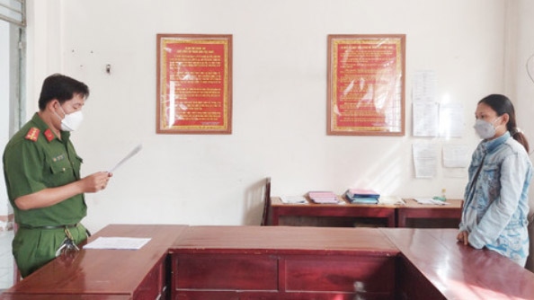 Công an đọc lệnh khởi tố đối với bị can Nguyễn Ngọc Giàu.