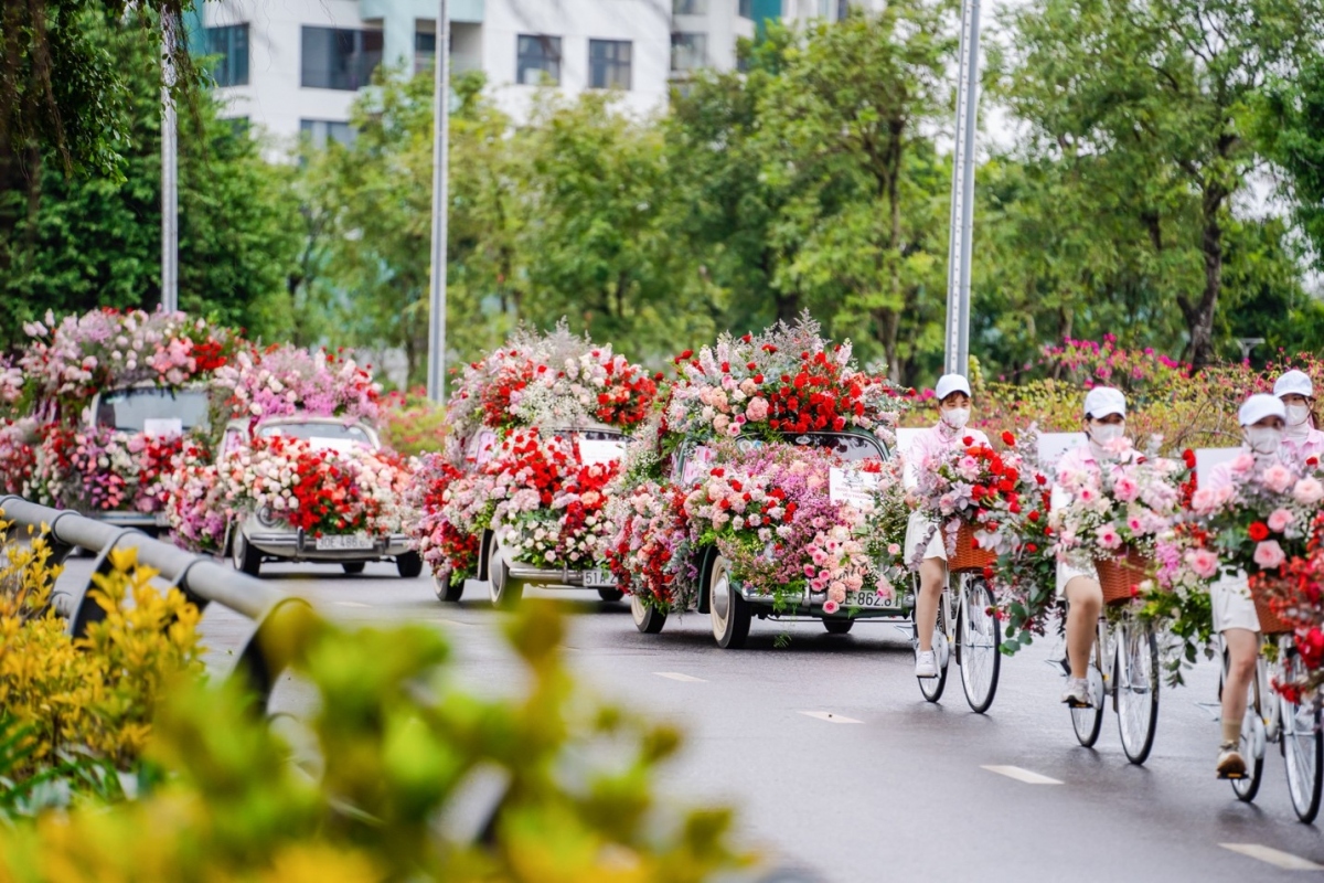 Ngay từ sáng sớm, đoàn xe đã di chuyển từ khu đô thị Ecopark vào trong Hà Nội. Đoàn xe này di chuyển qua những cung đường chính, và dừng tại hàng chục điểm để tặng hoa cho người dân.
