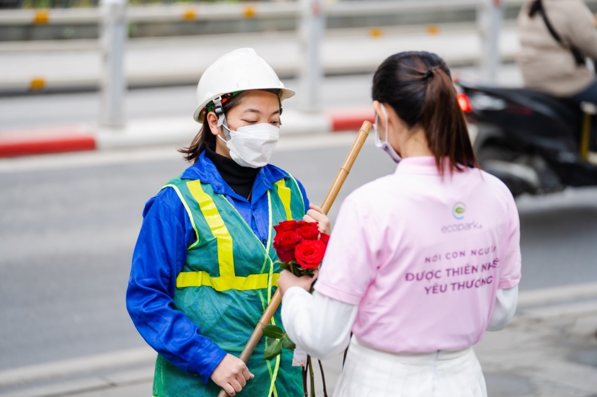 Trên cung đường diễu hành, đoàn xe sẽ dừng lại trên hàng chục điểm dừng để tặng hoa cho mọi người. Theo chia sẻ của đại diện tập đoàn Ecopark: “﻿Có những người, cuộc đời này chưa từng biết đến lễ tình yêu! Có những người, Valentine hay 8/3, cũng chẳng khác gì mọi ngày! Có những người, ngày lễ Tết vẫn phải bươn chải trong cái lạnh tái tê lúc 4-5 giờ sáng, vẫn mải mướt với gánh hàng rong; Và Ngày lễ tình yêu, 99.999 đoá hoa từ Ecopark gửi tới tất cả mọi người, không đơn thuần là một đoá hoa, đó là tình yêu thương được trao đi. Với  Ecopark, dù bạn là ai, giàu nghèo, già trẻ bạn đều xứng đáng được yêu thương mỗi ngày”.