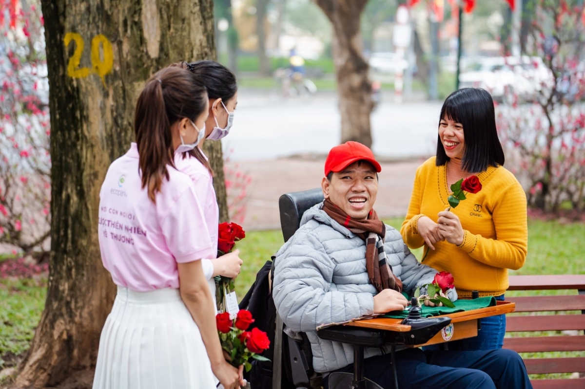 “Bao nhiêu năm, anh chưa bao giờ được tặng hoa hay được tặng hoa cho ai trong ngày Valentine. Đây là lần đầu, có người tặng hoa cho anh trong ngày này, anh thực sự vui, thực sự quý và xúc động. Anh sẽ ép khô đoá hoa này để giữ làm kỷ niệm” - Anh Chung, sống tại Đông Anh – Hà Nội, bị liệt tứ chi, nhận được cành hoa.
