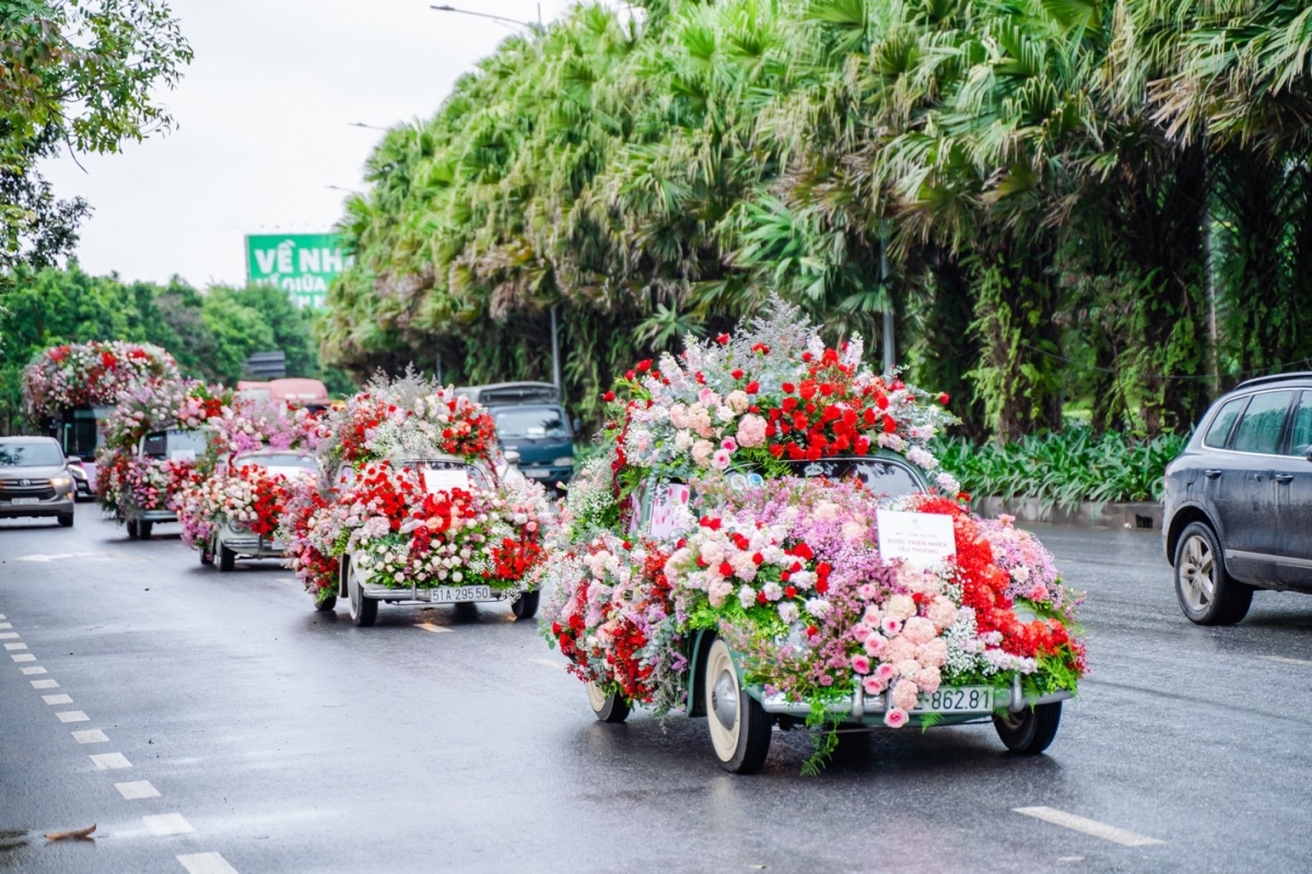 Đoàn xe diễu hành trên đường, khiến người dân Hà Nội không thể rời mắt. Ngay từ sáng sớm, những nơi đoàn xe đi qua, người dân Hà Nội ùa ra chụp hình và check-in; anh Nam – cư dân Hà Nội chia sẻ: chưa bao giờ tôi nhìn thấy rừng hoa đẹp và ấn tượng như thế này”.