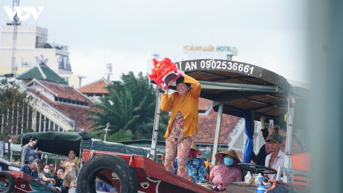 Dưới sông ghe xuồng dập dìu, người dan nhảy múa reo vui, trên bờ mỗi nhà người dân vừa cúng lạy vừa rắc muối, gạo, rượu vào lửa.