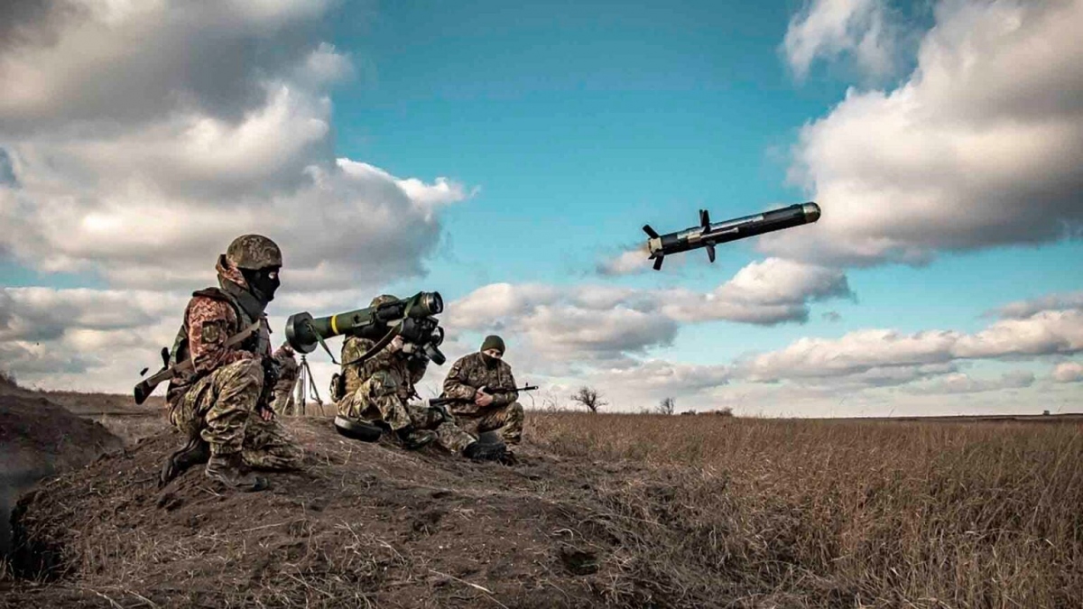 Binh sĩ Ukraine khai hỏa tên lửa Javelin trong một cuộc diễn tập hồi cuối năm 2021. Ảnh: AP