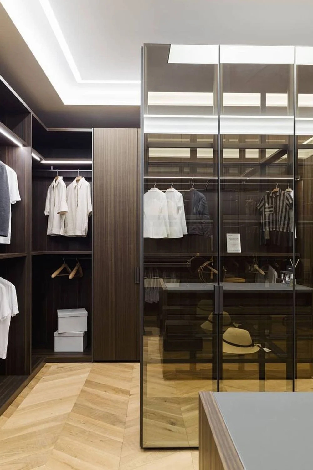 Phòng ngủ chính có tủ quần áo không cửa ngăn kích thước rộng rãi.