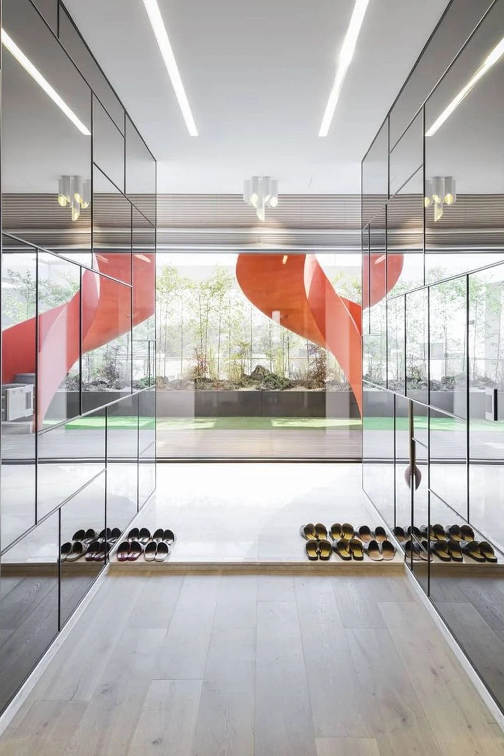 Căn hộ áp mái của nam diễn viên có lối đi thẳng ra khu vườn riêng trên tầng mái.