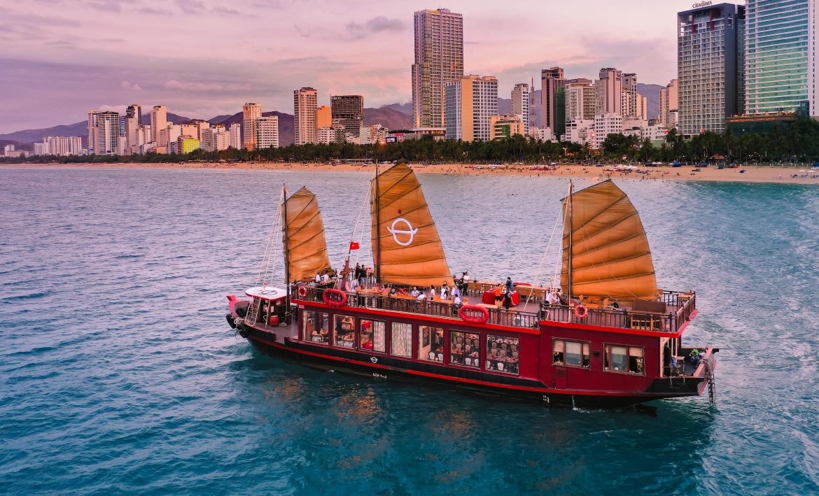 Tour du thuyền là một trong những sản phẩm chất lượng cao tại Nha Trang. Nguồn: Emperor Cruises
