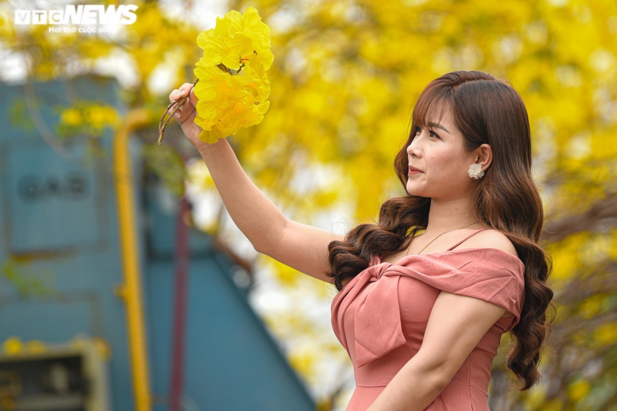 Sau khi lỡ hẹn với hoa phong linh tại khu đô thị ParkCity Hà Nội, nhiều bạn trẻ đã tìm về cung đường gần trường THPT chuyên Nguyễn Huệ để check-in.