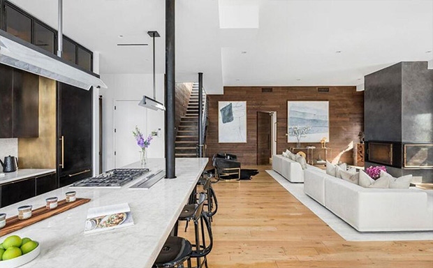 Căn hộ áp mái này là nơi hoàn hảo để cặp đôi nghỉ ngơi sau lịch trình bận rộn và đón tiếp bạn bè mỗi khi ở New York.