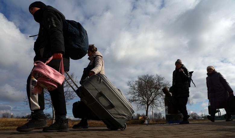 Một số người vượt biên từ Ukraine sang Ba Lan để tránh giao tranh. Hình ảnh được chụp tại trạm kiểm soát biên giới ở Medyka, Ba Lan ngày 8/3.