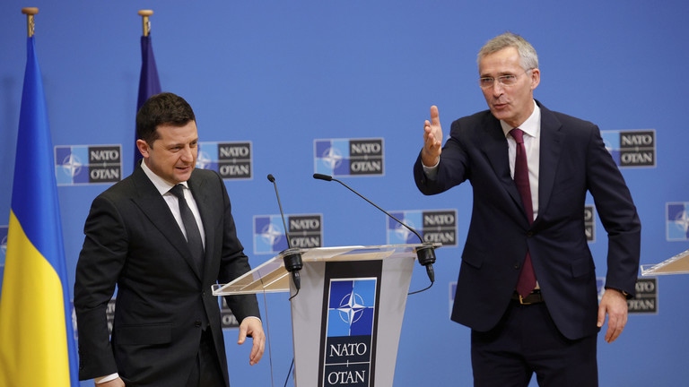 Tổng thống Ukraine Volodymyr Zelensky và Tổng thư ký NATO Jens Stoltenberg. Ảnh: AP
