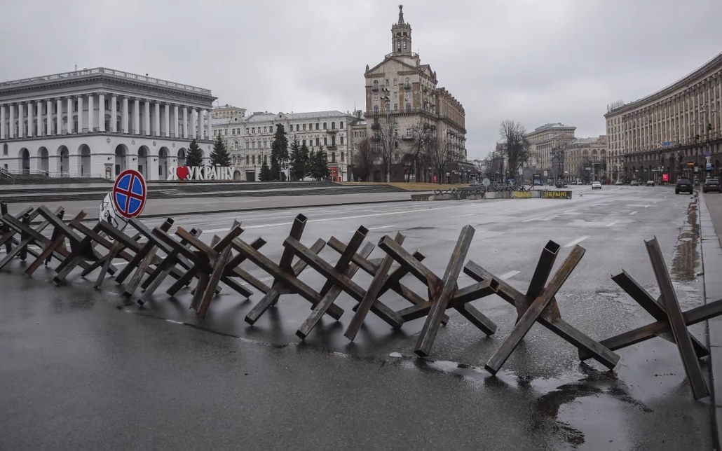 Chướng ngại vật chống xe tăng trên đường phố thủ đô Kiev (Ukraine) trong bối cảnh Nga triển khai “chiến dịch quân sự đặc biệt” nhằm vào quốc gia Đông Âu này. Ảnh: EPA.
